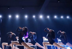 椅子舞舞蹈视频,跟随视频领略舞蹈风采